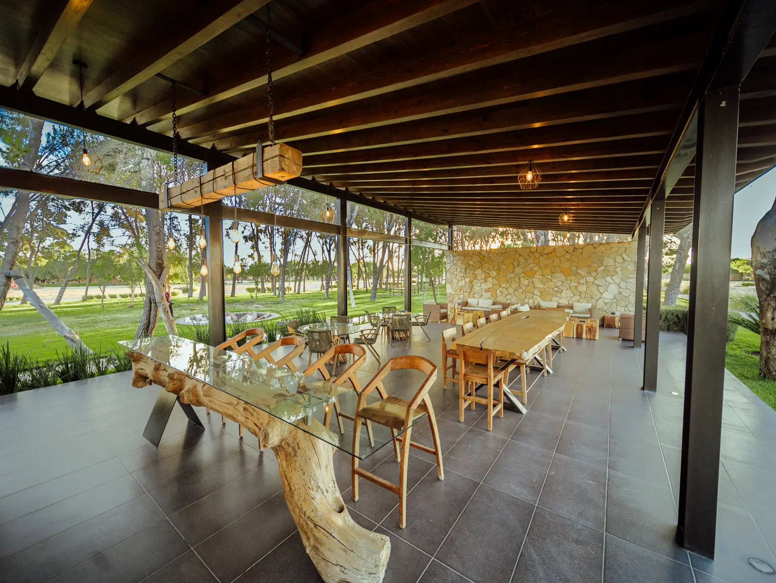Terraza con comedor exterior de la casa club